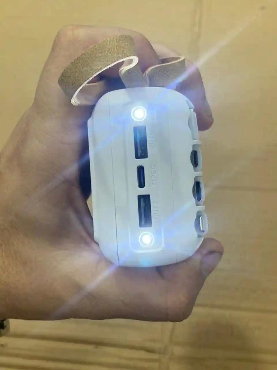 Batterie externe solaire portable, URPIN P24 Power Bank grande capacité de 30000 mAh, 3 câbles de sortie, 1 câble d'entrée et 2 lampes torche intégrée, Charge rapide 5 V 2,1 A. Compatible avec tous les smartphones et appareils USB Plus 2 Lampe
