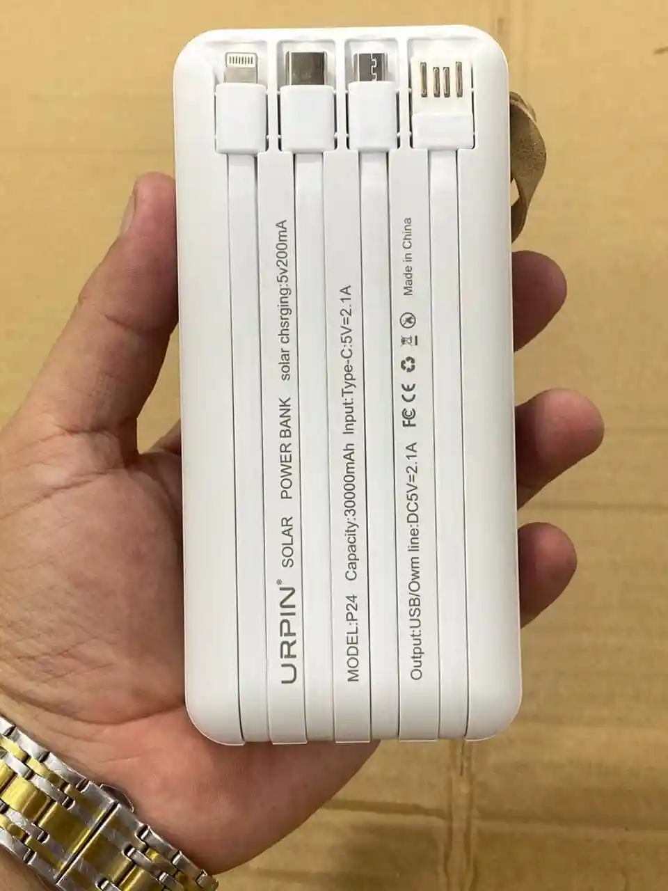 Batterie externe solaire portable, URPIN P24 Power Bank grande capacité de 30000 mAh, 3 câbles de sortie, 1 câble d'entrée et 2 lampes torche intégrée, Charge rapide 5 V 2,1 A. Compatible avec tous les smartphones et appareils USB Plus 2 Lampe DES